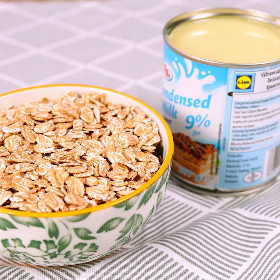 Delicious Banana Cocoa Oats dessert served in a bowl with a sprinkle of cocoa on top.